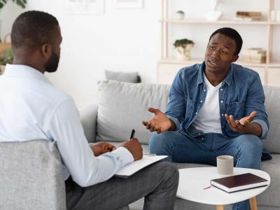 man meets with his therapist during Nashville addiction recovery
