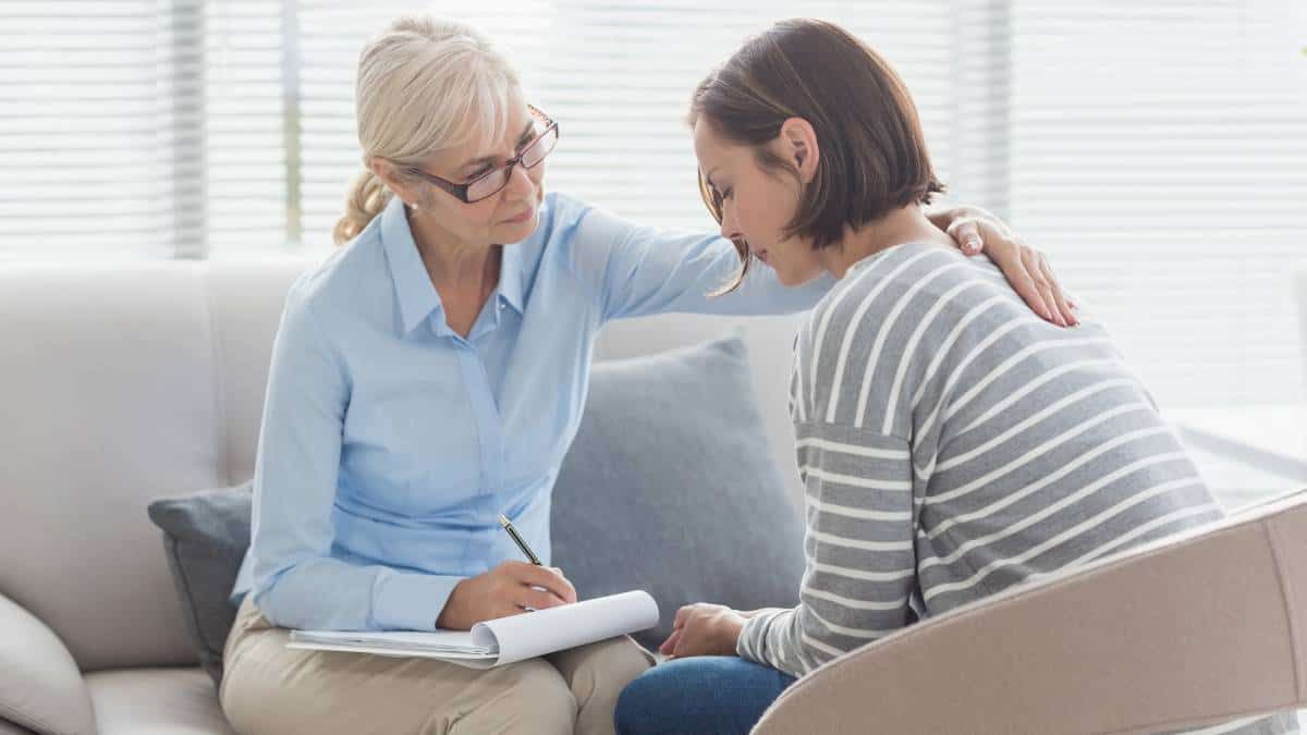 Female patient receiving support and advice from therapist during rehab in Chattanooga, TN.
