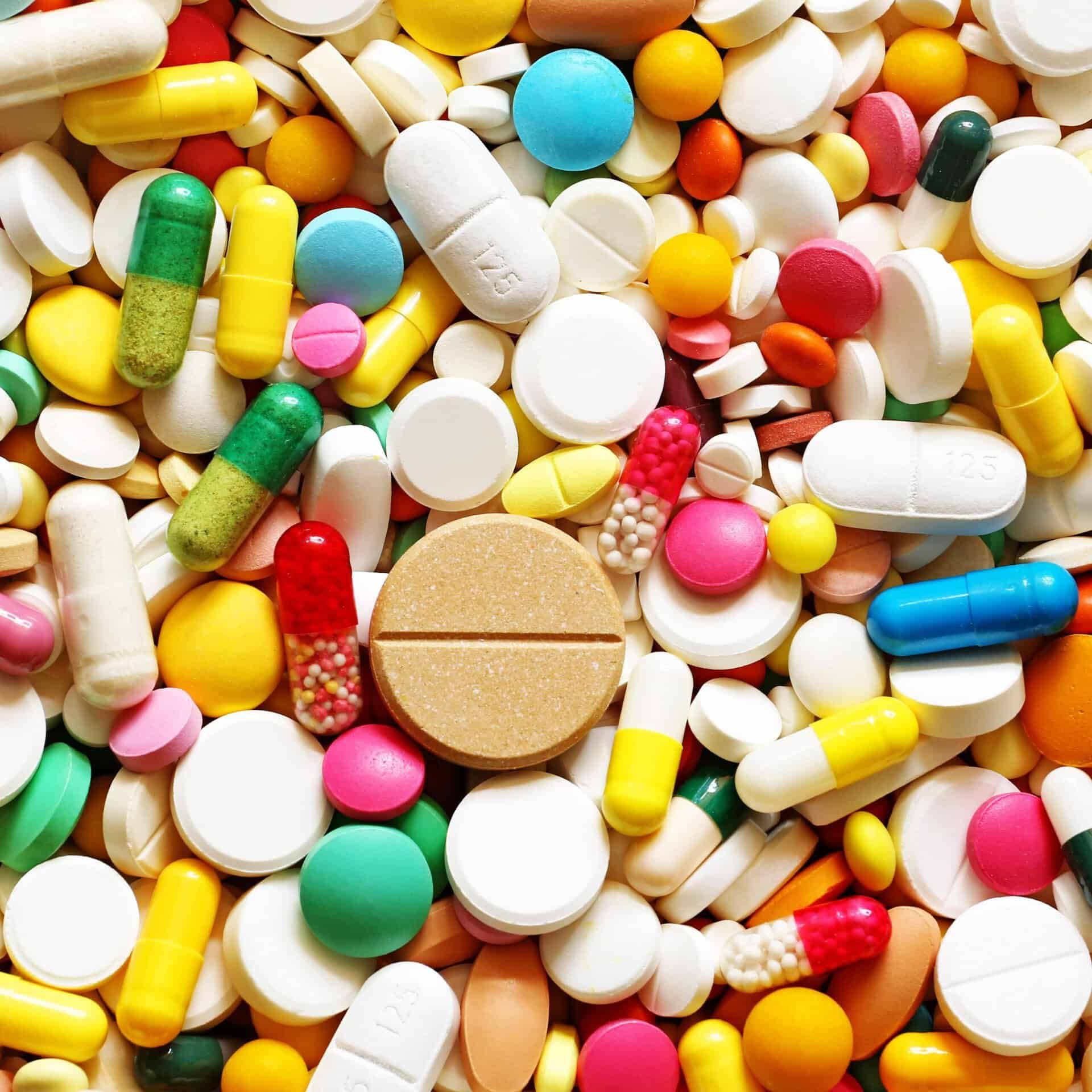 a lot of pills of different shapes and sizes that represents methadone medication treatment in tennessee