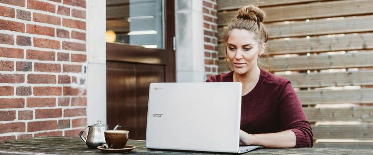 young girl logging on to virtual substance abuse treatment in tennessee
